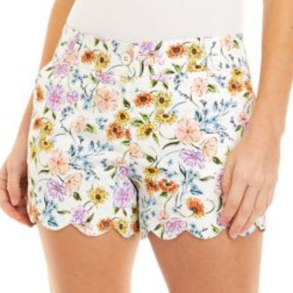 Crown & Ivy Shelby Floral Scalloped Shorts - Picture 1 of 4